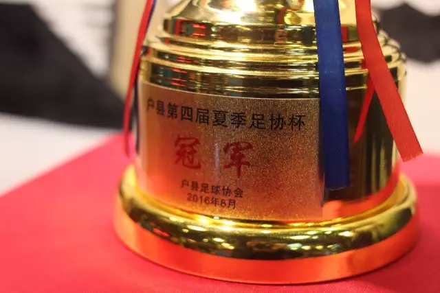 教师被安排在“耻辱”背景板前合影，四川雷波县致歉：将依法依规严肃处理